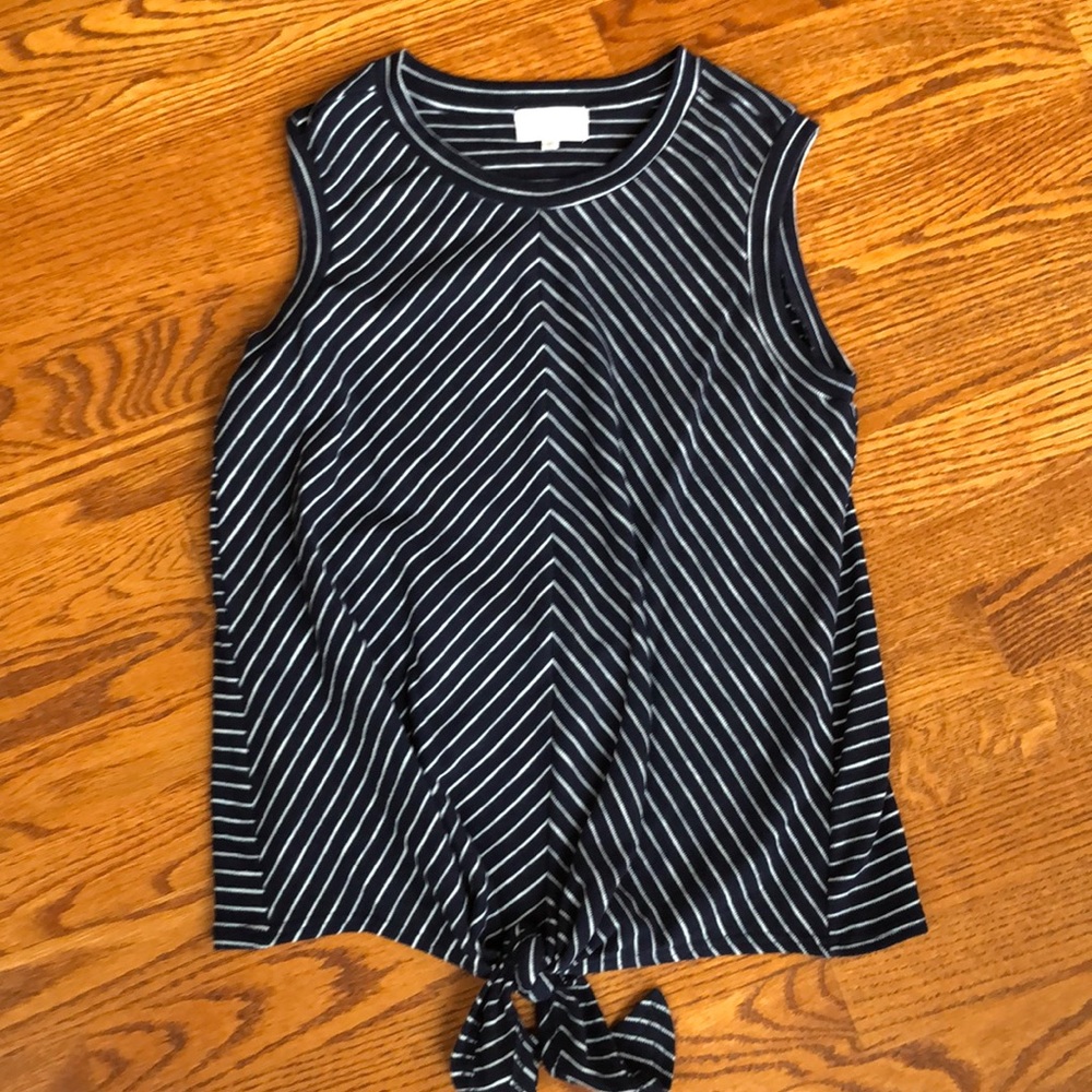 Sleeveless navy blue/white top